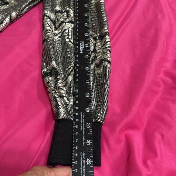 (A3)JUDY BOND PETITE,Vintage light sweater,Sz 4P
Black Golden Silver Long Sleeve - Picture 8 of 11